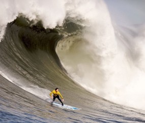 爱游戏娱乐-大奖赛转会风云：洛杉矶湖人盯上锋线强援，东契奇或成交易筹码